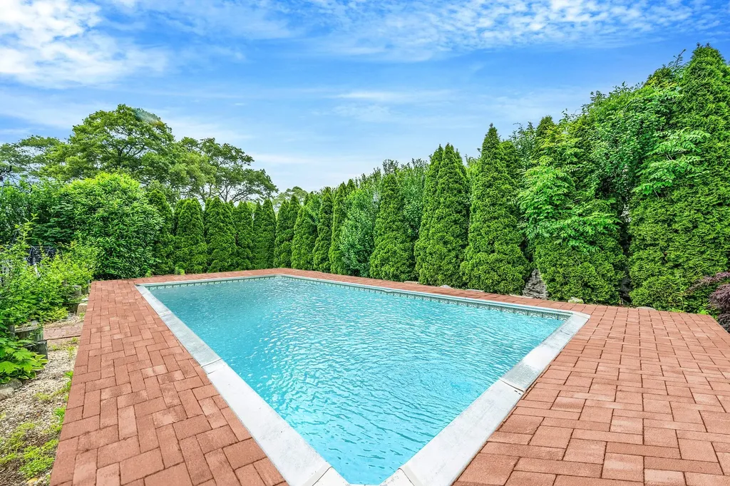 107 Avenue E Holbrook NY 11741
