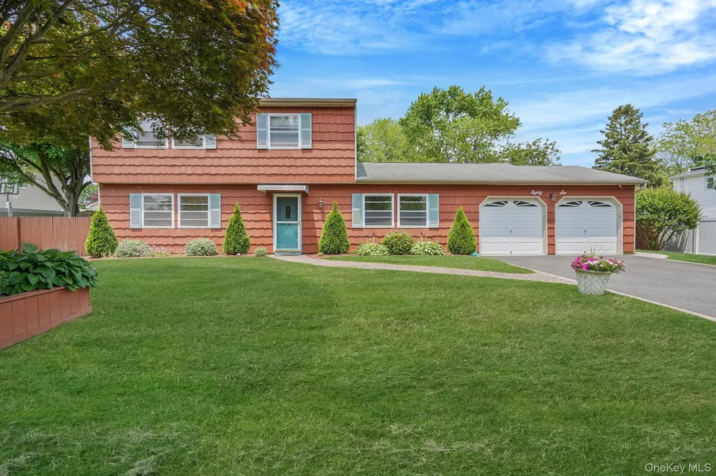 86 Rustic Avenue Medford NY 11763