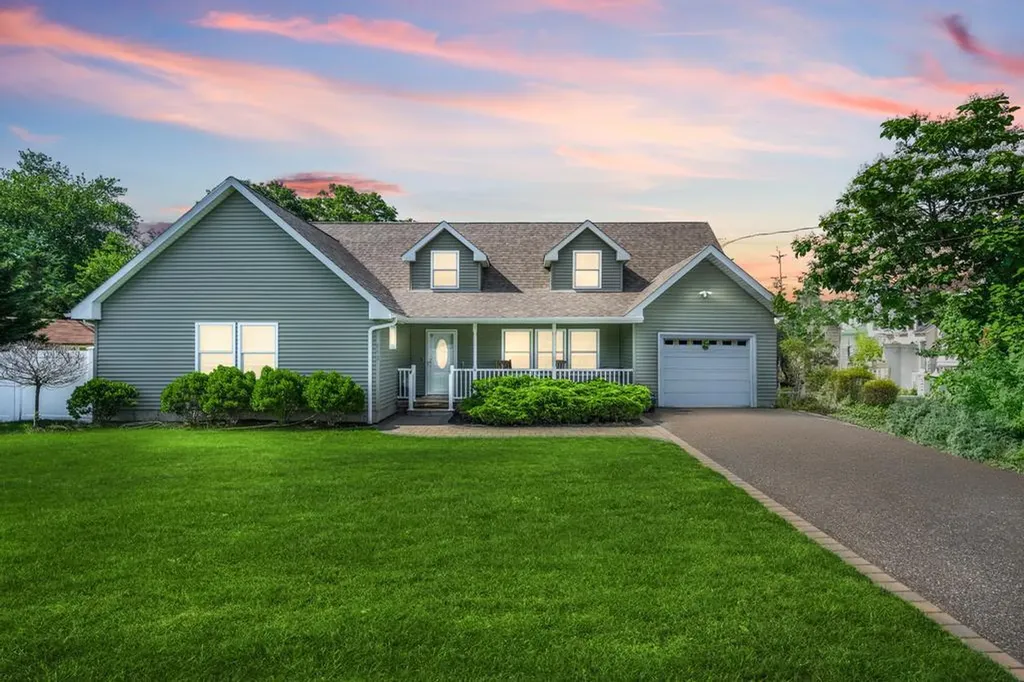 943 Nemeth Street Bohemia NY 11716