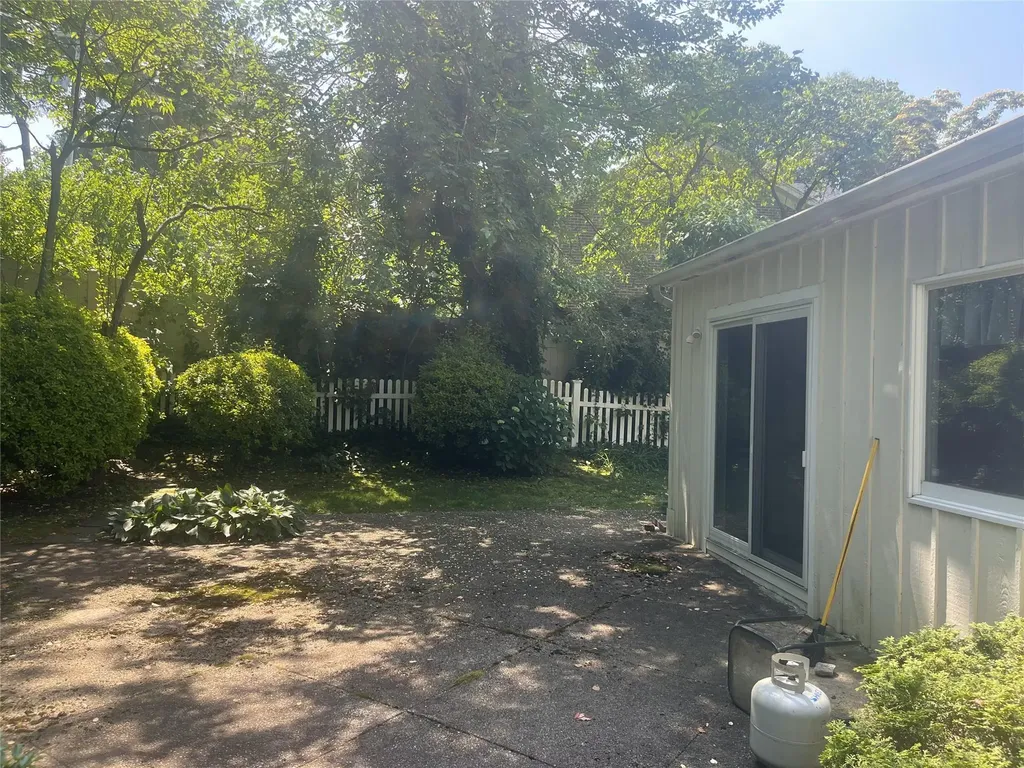 60 Oaktree Lane Manhasset NY 11030