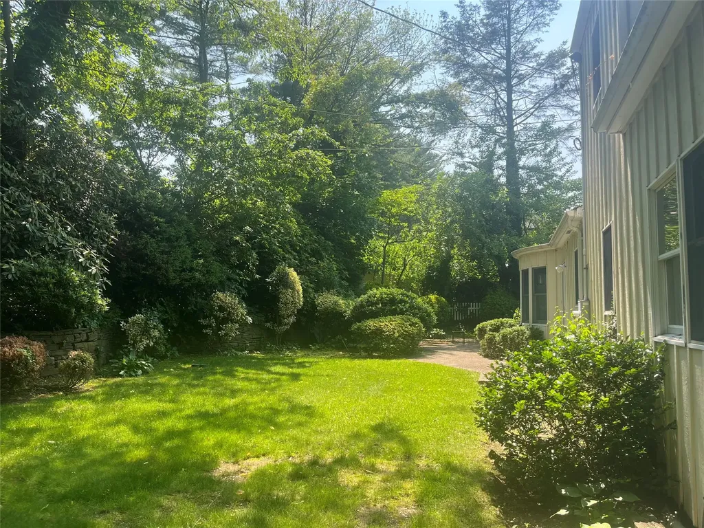60 Oaktree Lane Manhasset NY 11030
