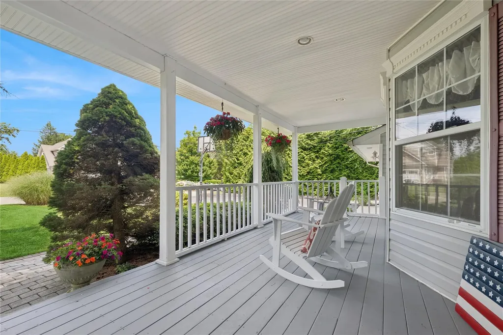 25 Hewitt Drive Northport NY 11768