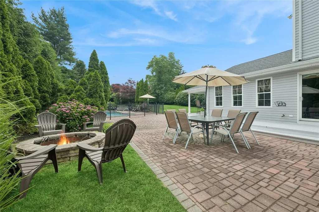 25 Hewitt Drive Northport NY 11768