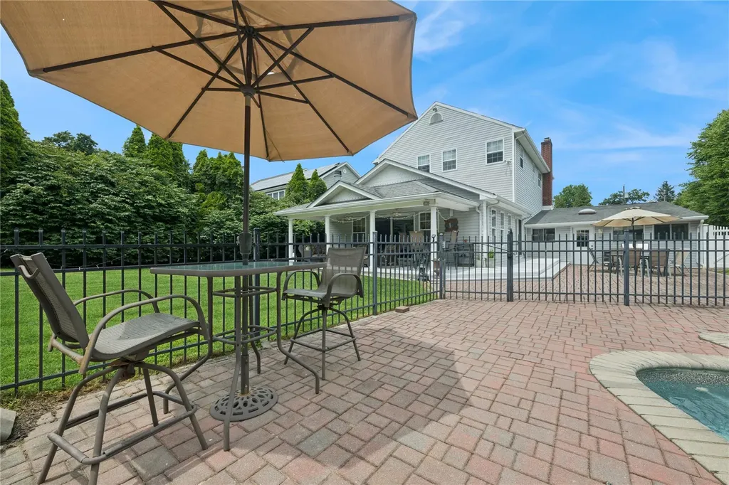 25 Hewitt Drive Northport NY 11768