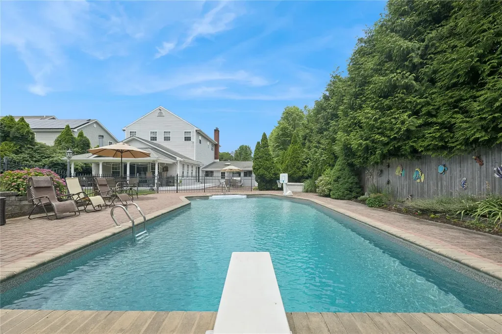 25 Hewitt Drive Northport NY 11768
