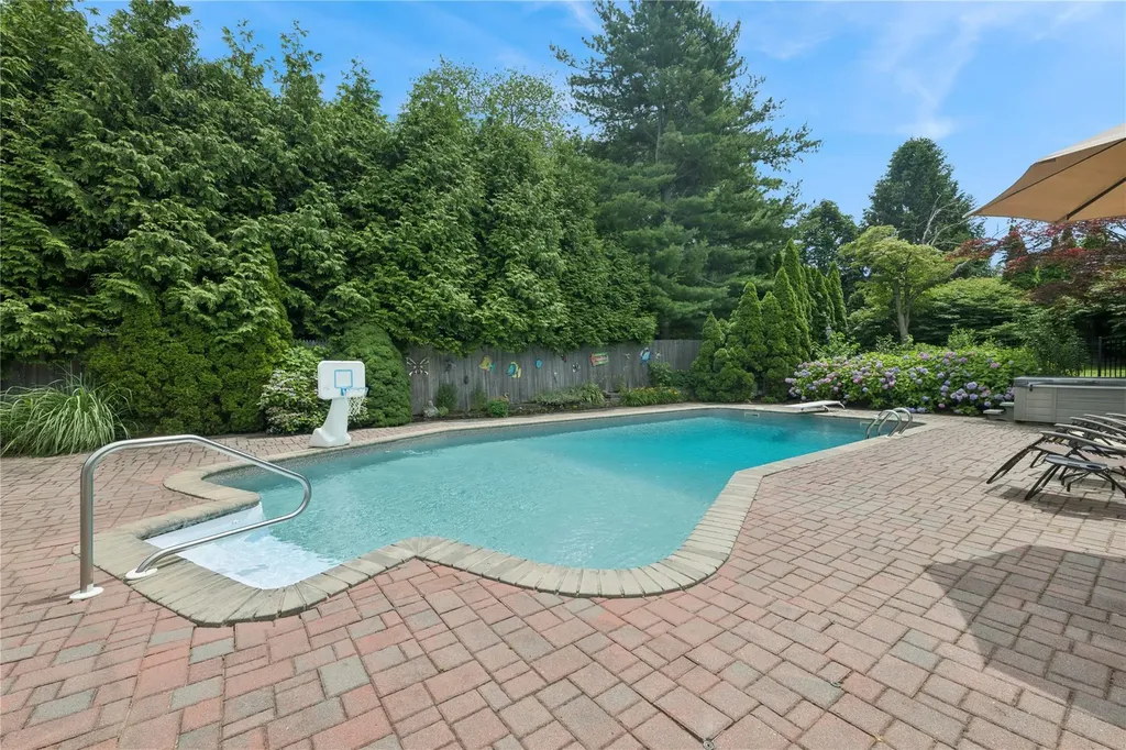 25 Hewitt Drive Northport NY 11768
