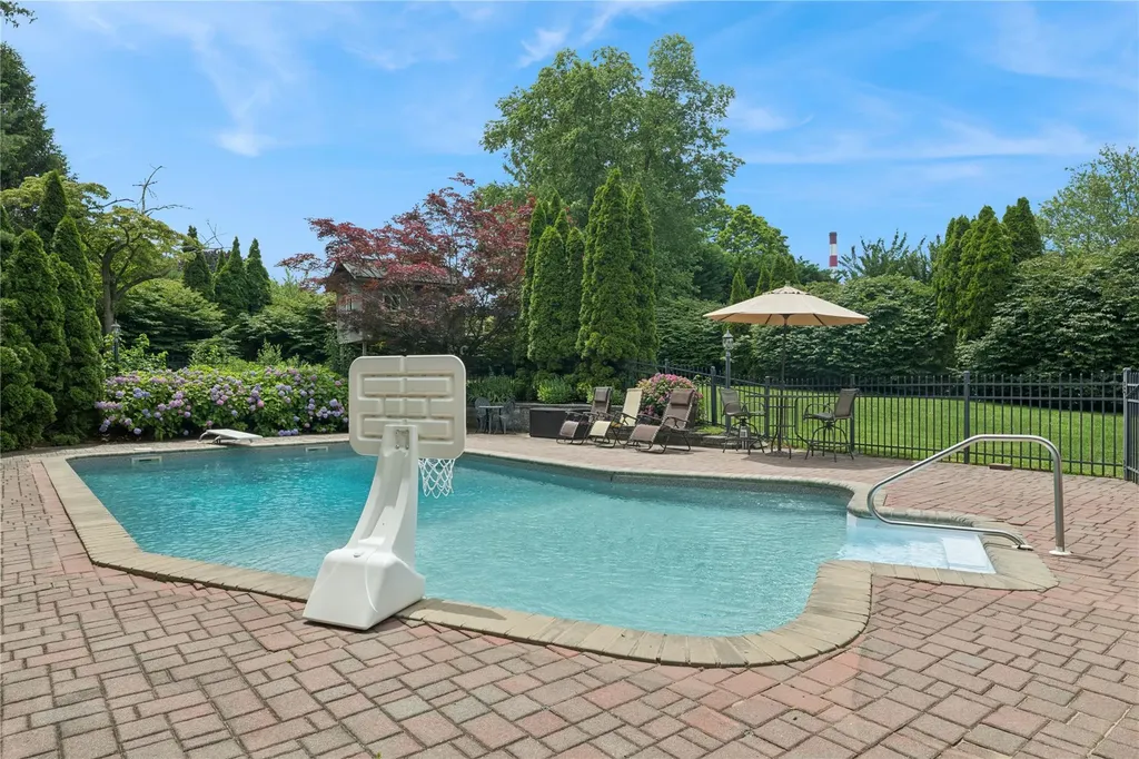 25 Hewitt Drive Northport NY 11768