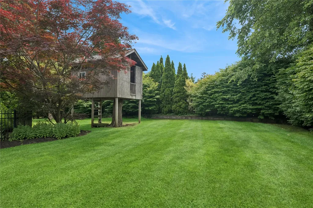 25 Hewitt Drive Northport NY 11768