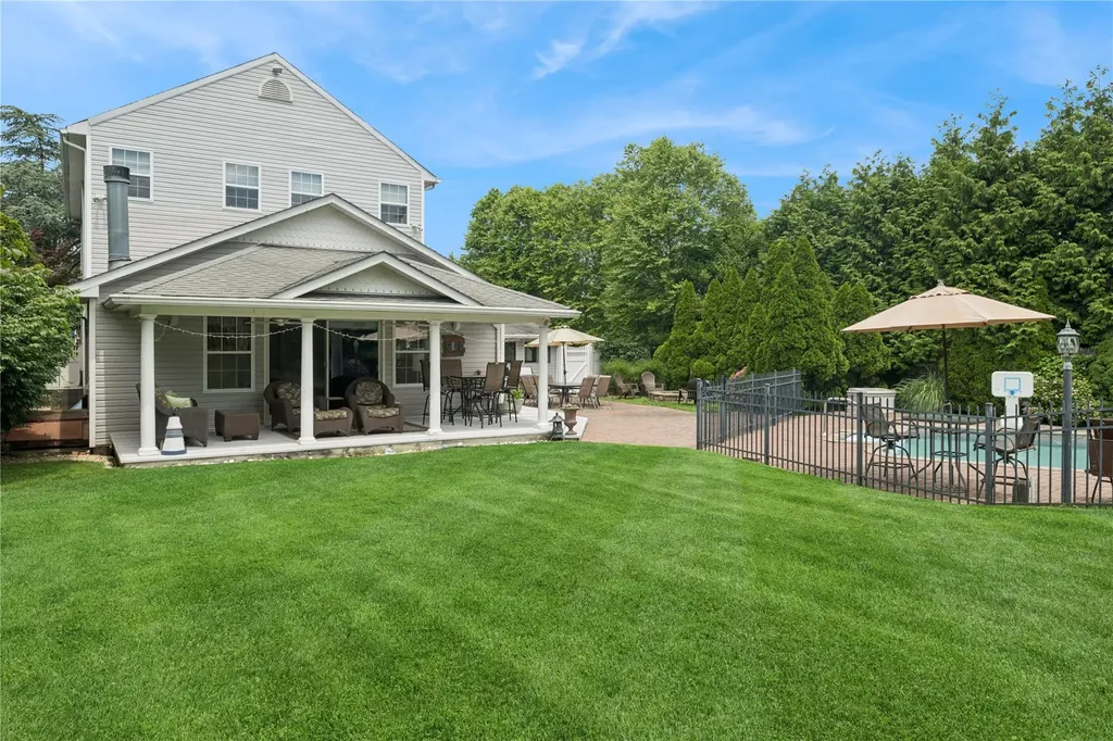 25 Hewitt Drive Northport NY 11768