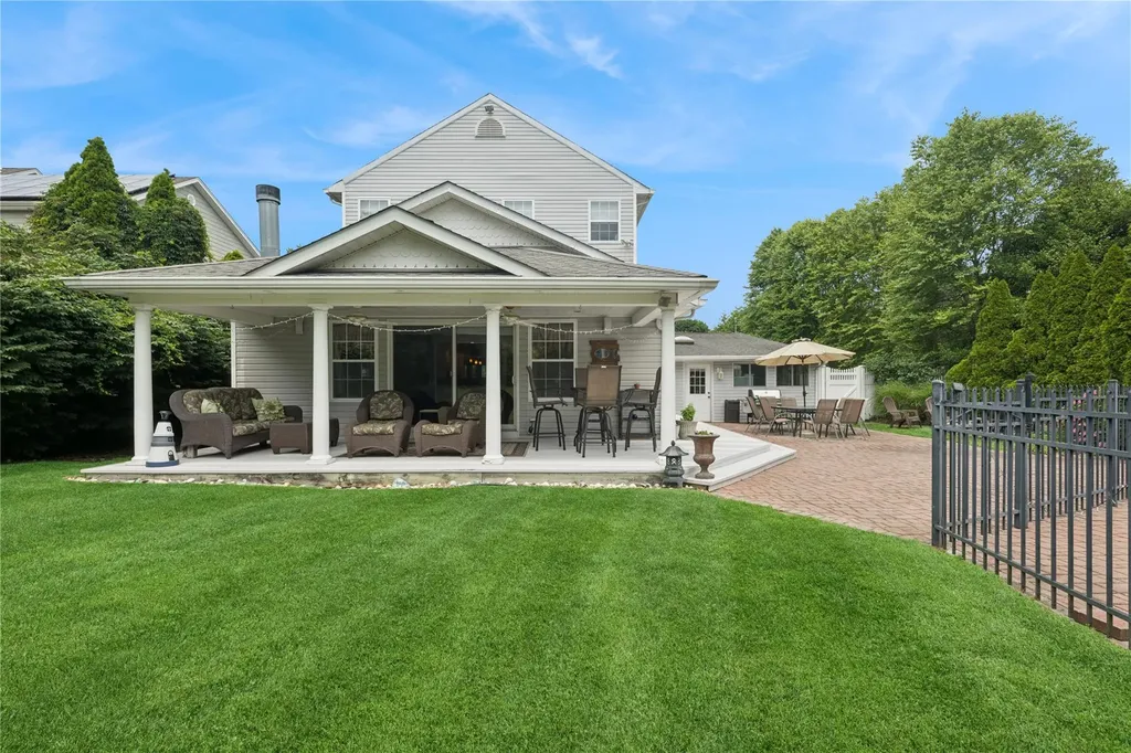 25 Hewitt Drive Northport NY 11768