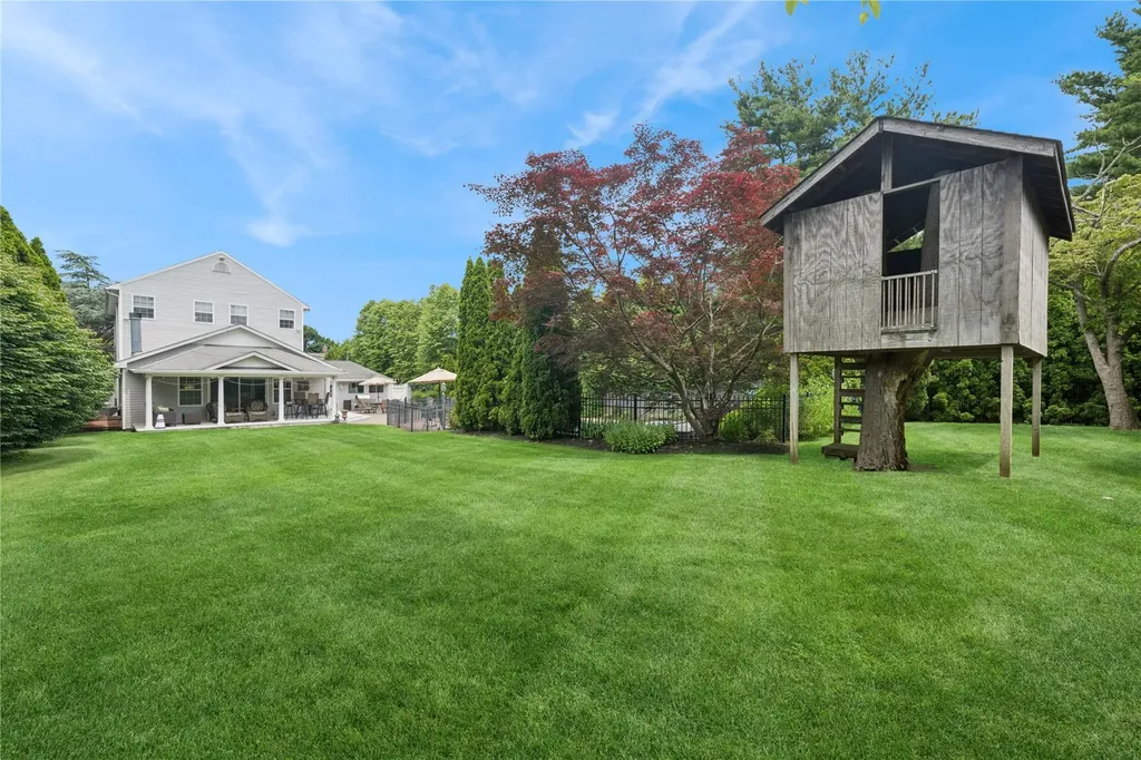 25 Hewitt Drive Northport NY 11768