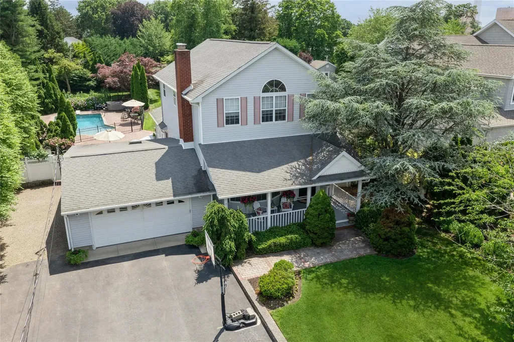 25 Hewitt Drive Northport NY 11768
