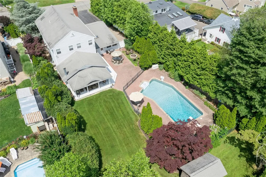 25 Hewitt Drive Northport NY 11768