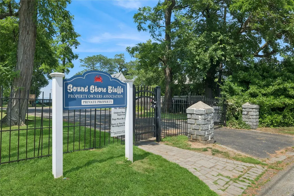 25 Hewitt Drive Northport NY 11768