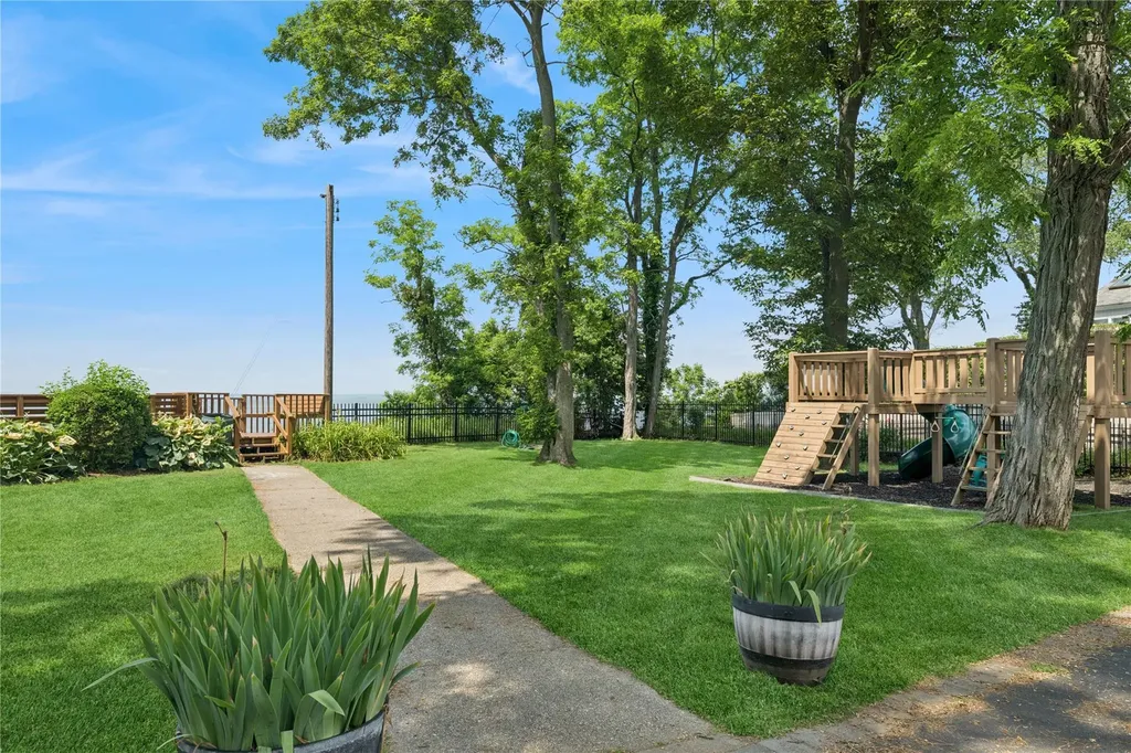 25 Hewitt Drive Northport NY 11768