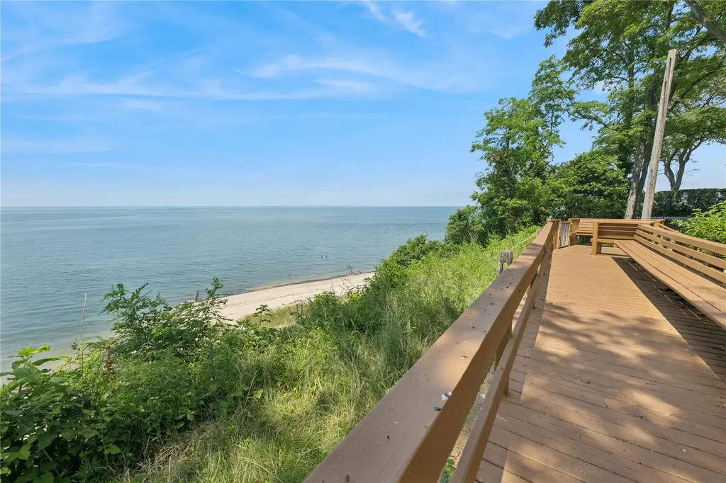25 Hewitt Drive Northport NY 11768