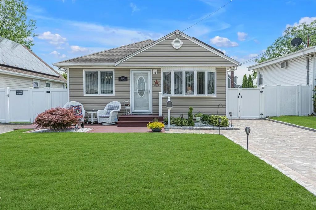 115 W Granada Avenue Lindenhurst NY 11757