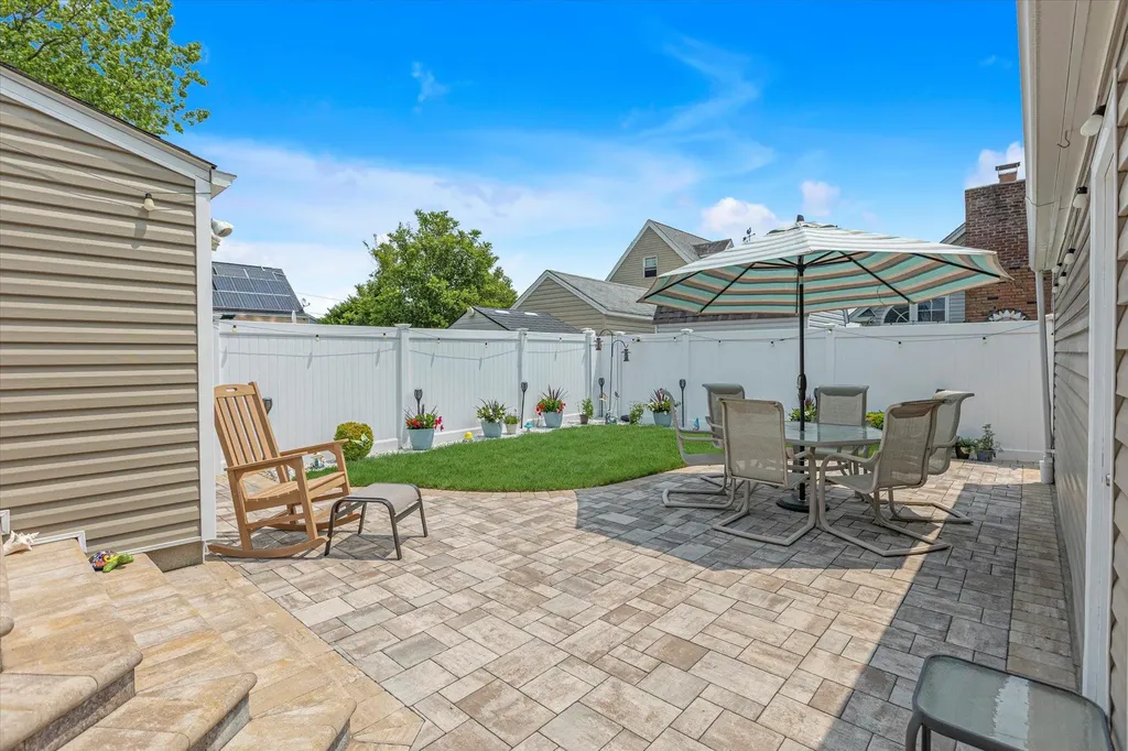 115 W Granada Avenue Lindenhurst NY 11757