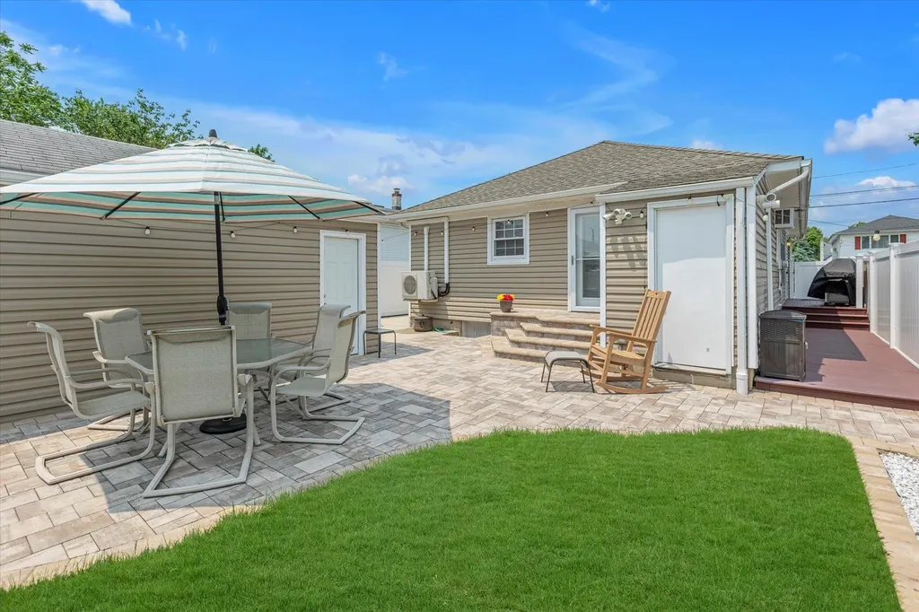 115 W Granada Avenue Lindenhurst NY 11757