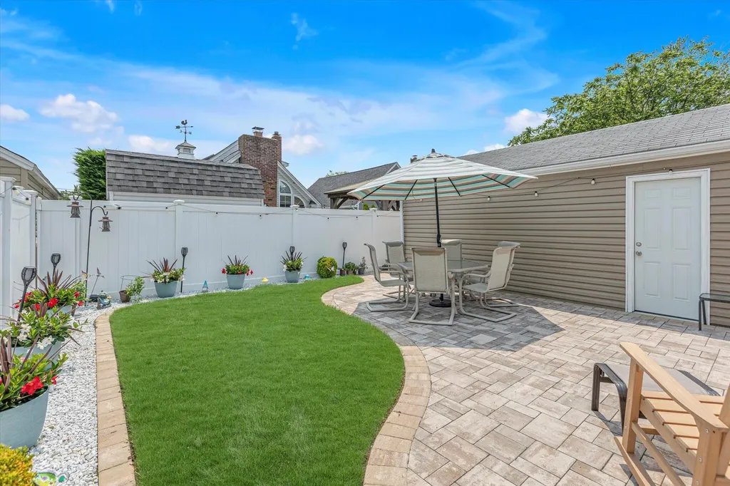 115 W Granada Avenue Lindenhurst NY 11757