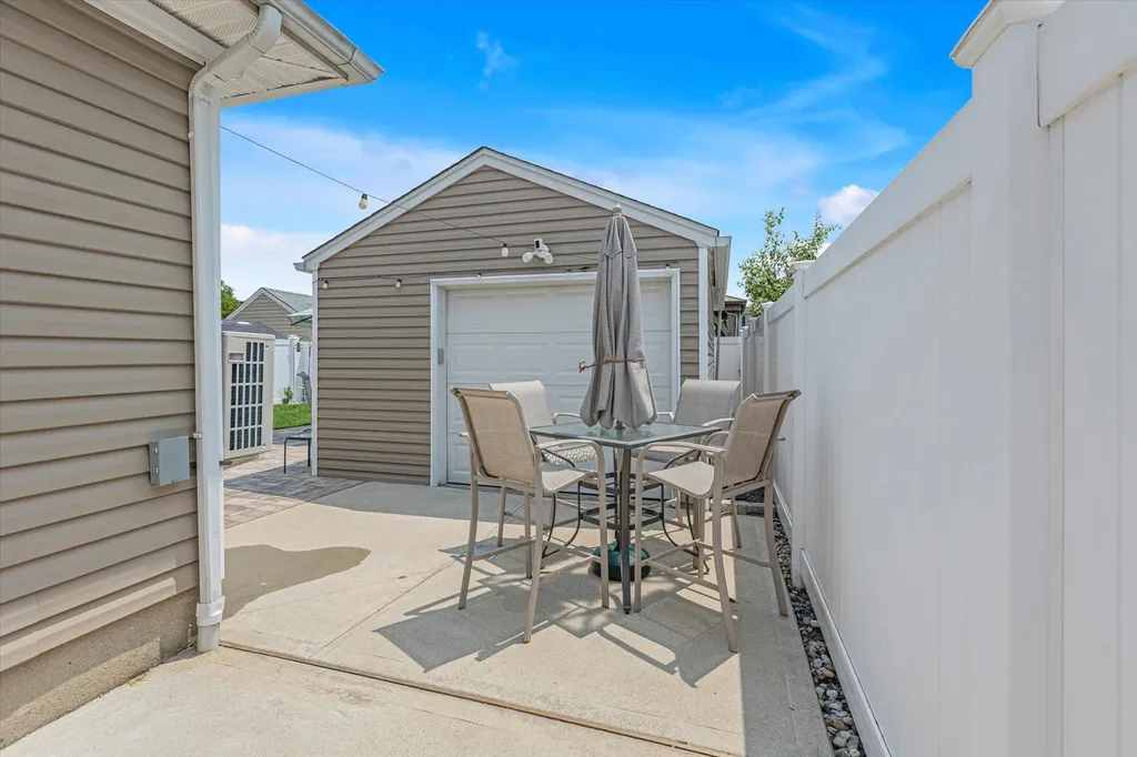 115 W Granada Avenue Lindenhurst NY 11757