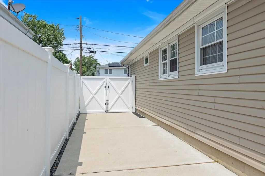 115 W Granada Avenue Lindenhurst NY 11757