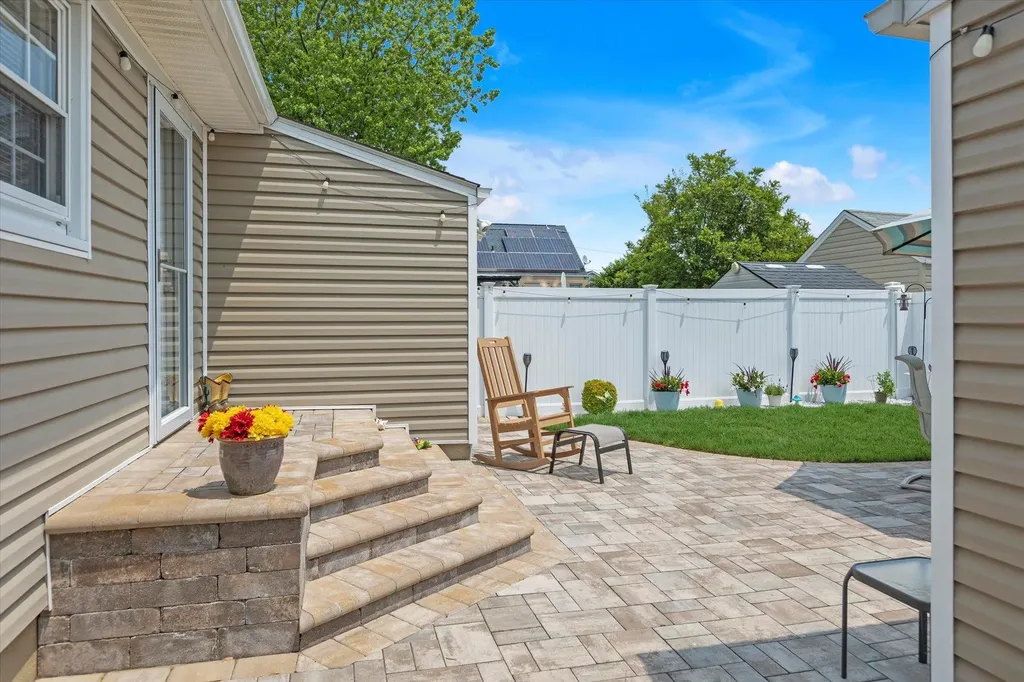 115 W Granada Avenue Lindenhurst NY 11757