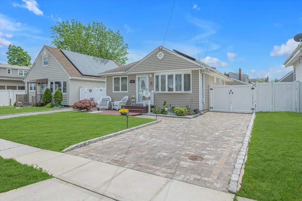 115 W Granada Avenue Lindenhurst NY 11757