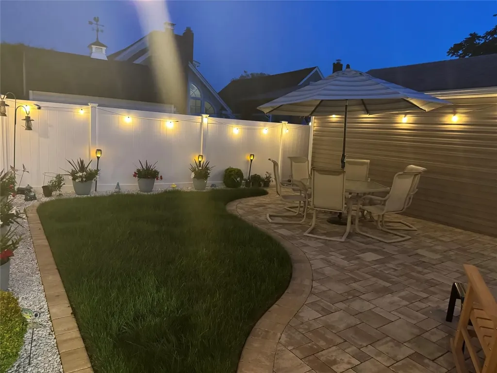 115 W Granada Avenue Lindenhurst NY 11757
