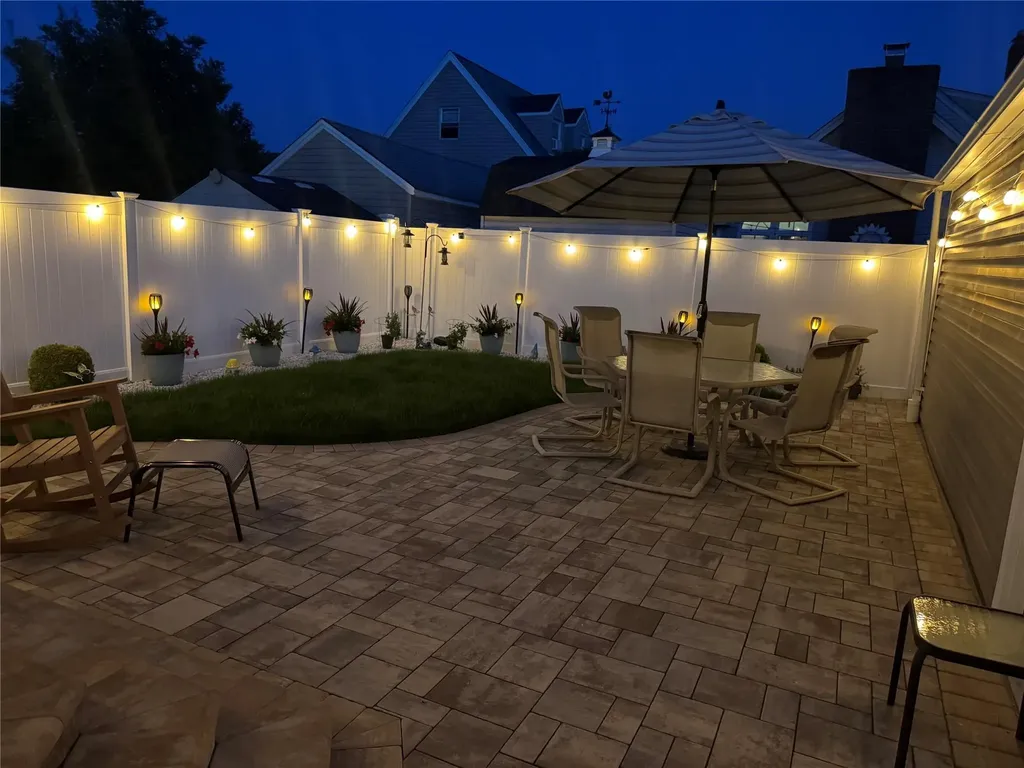 115 W Granada Avenue Lindenhurst NY 11757