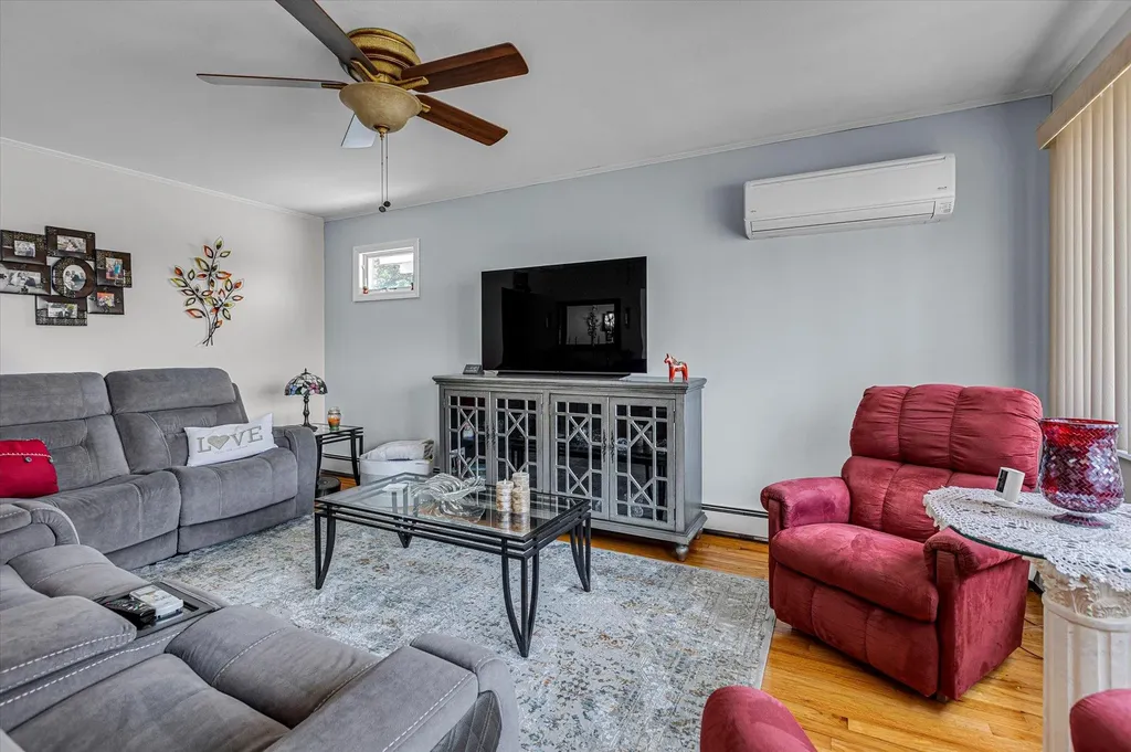 115 W Granada Avenue Lindenhurst NY 11757