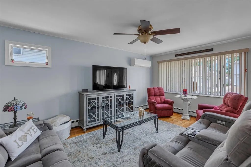 115 W Granada Avenue Lindenhurst NY 11757