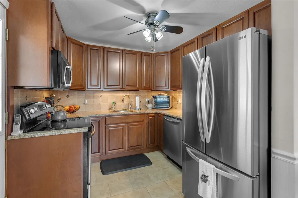 115 W Granada Avenue Lindenhurst NY 11757