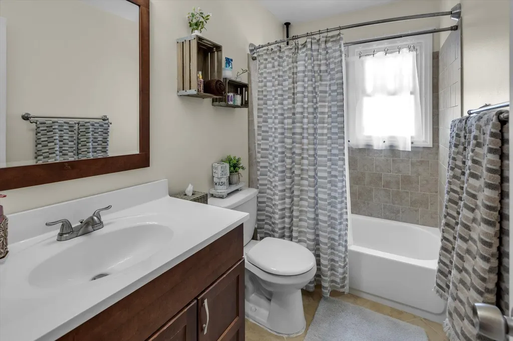 115 W Granada Avenue Lindenhurst NY 11757