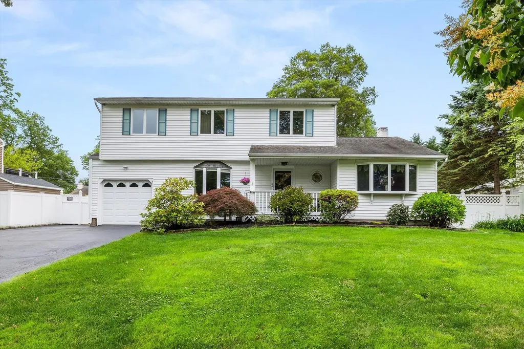 16 Stanwich Road Smithtown NY 11787