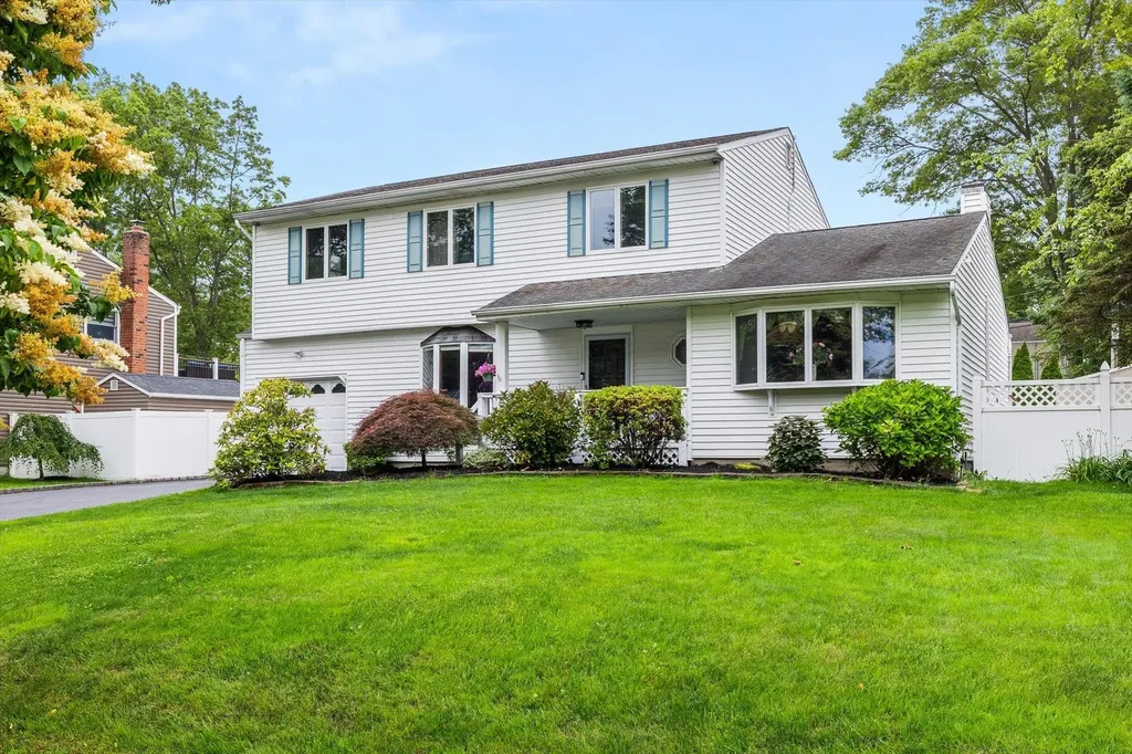 16 Stanwich Road Smithtown NY 11787