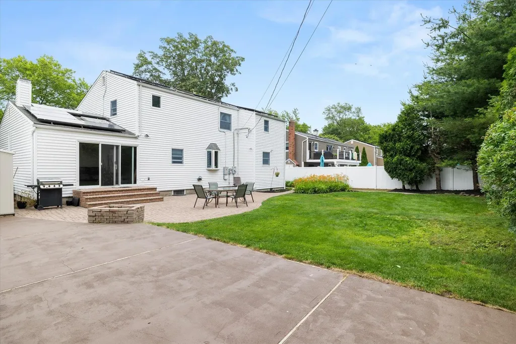 16 Stanwich Road Smithtown NY 11787