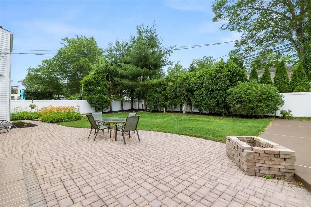 16 Stanwich Road Smithtown NY 11787