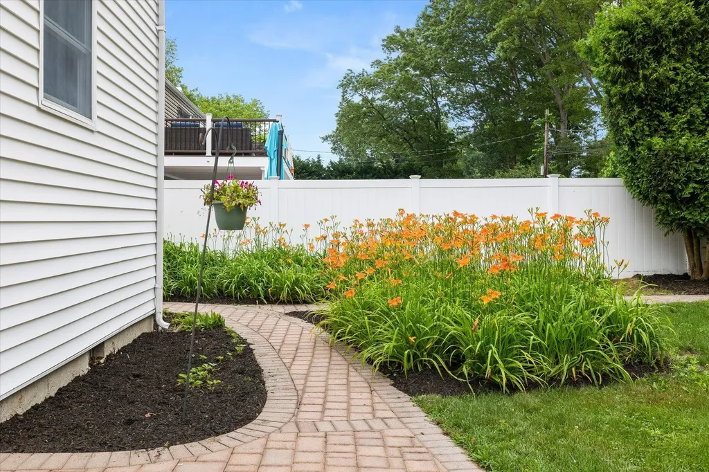 16 Stanwich Road Smithtown NY 11787