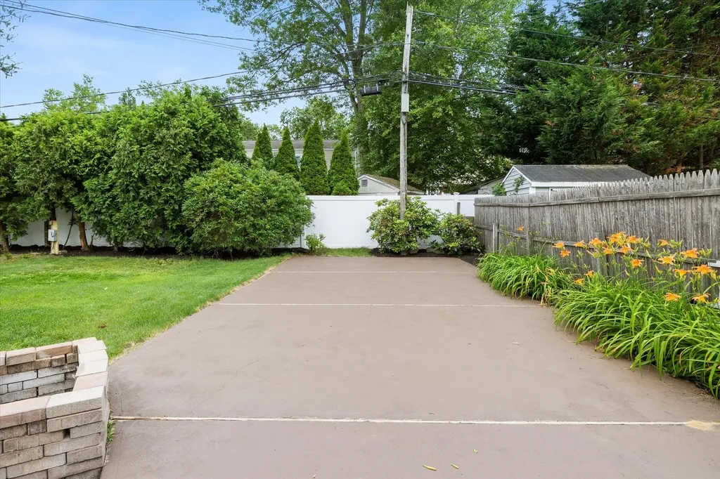 16 Stanwich Road Smithtown NY 11787