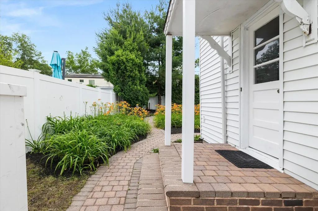 16 Stanwich Road Smithtown NY 11787