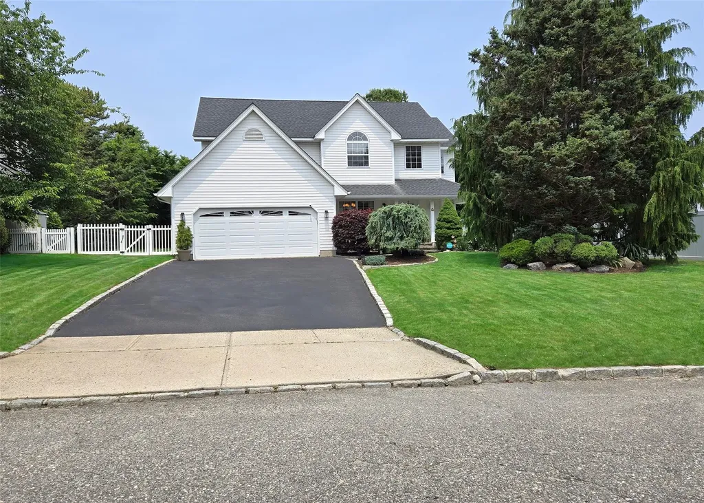 8 Long House Way Commack NY 11725