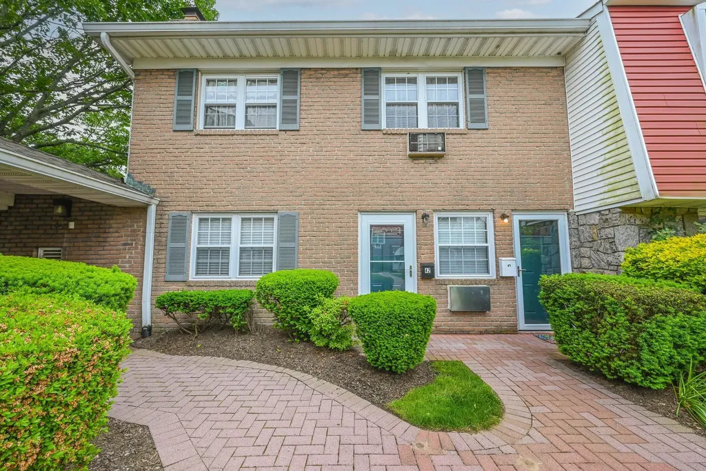 42 Springwood Drive North Babylon NY 11703