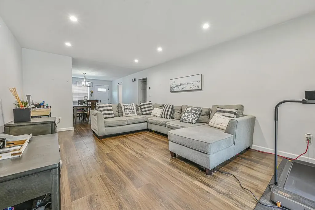 42 Springwood Drive North Babylon NY 11703