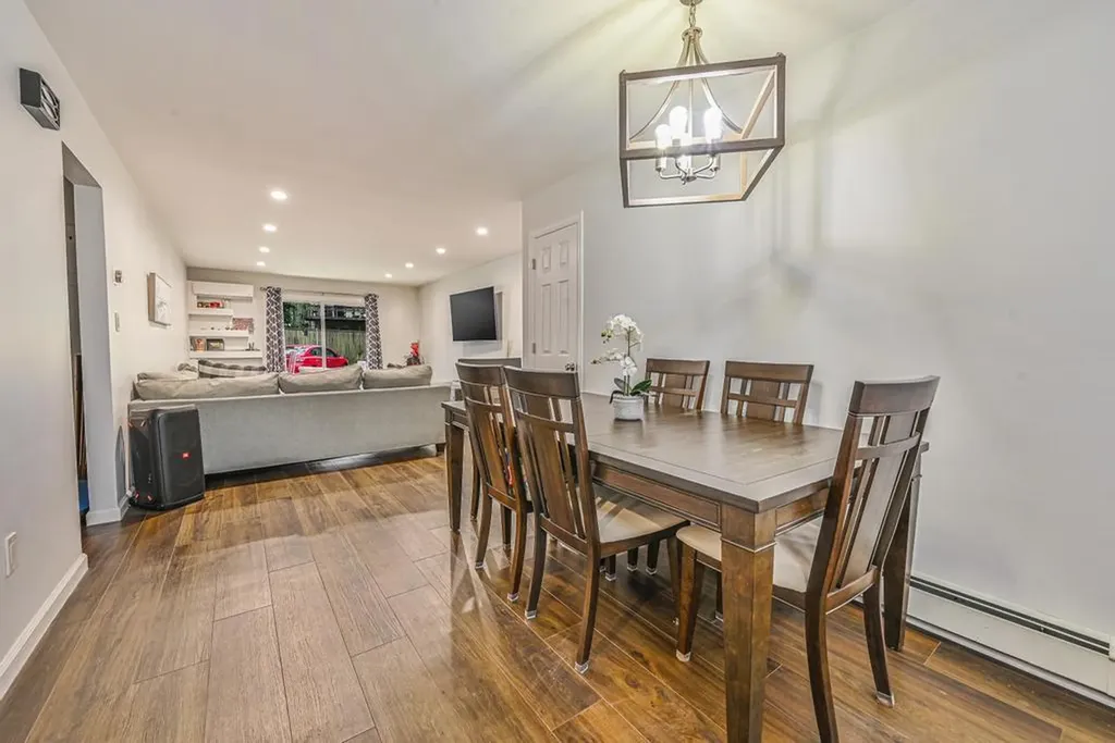 42 Springwood Drive North Babylon NY 11703