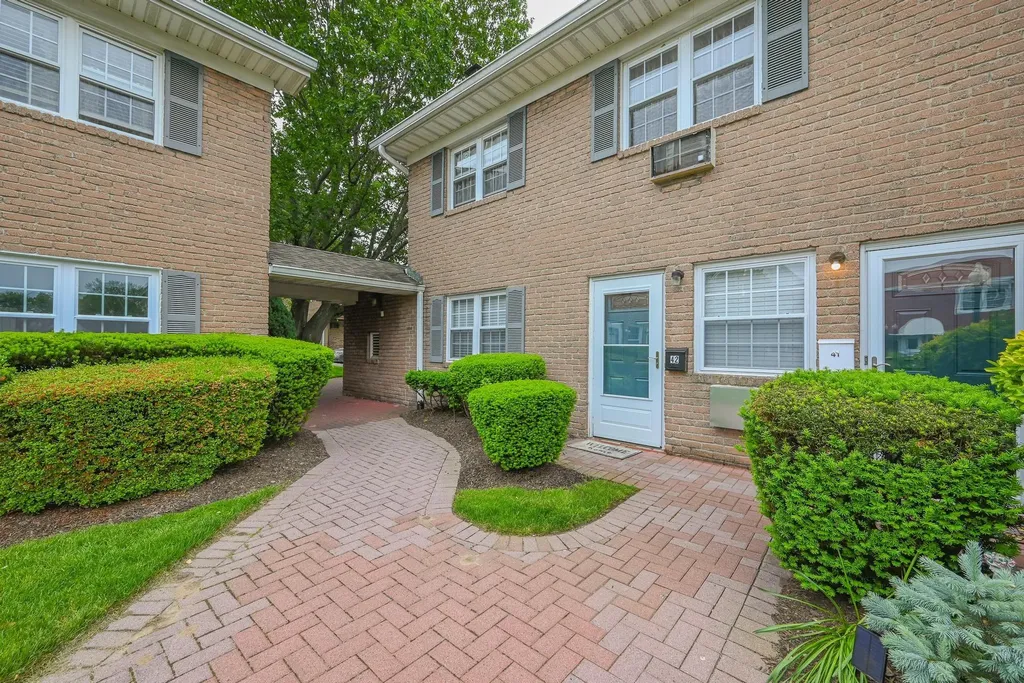 42 Springwood Drive North Babylon NY 11703