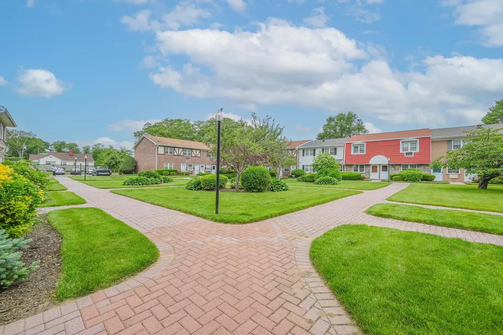 42 Springwood Drive North Babylon NY 11703