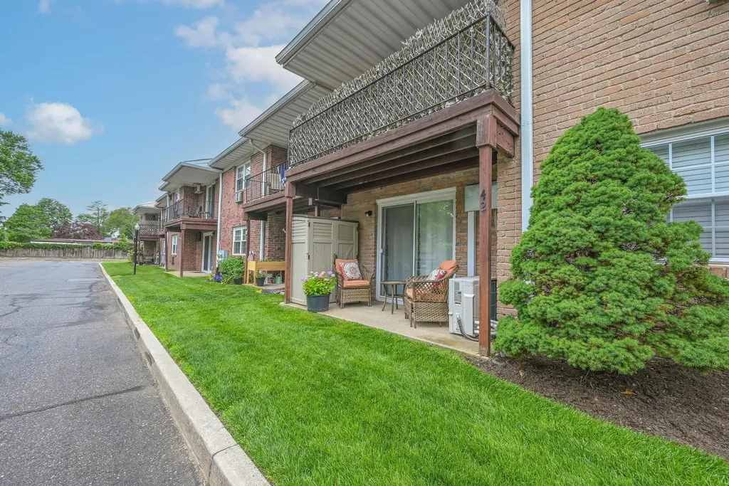 42 Springwood Drive North Babylon NY 11703