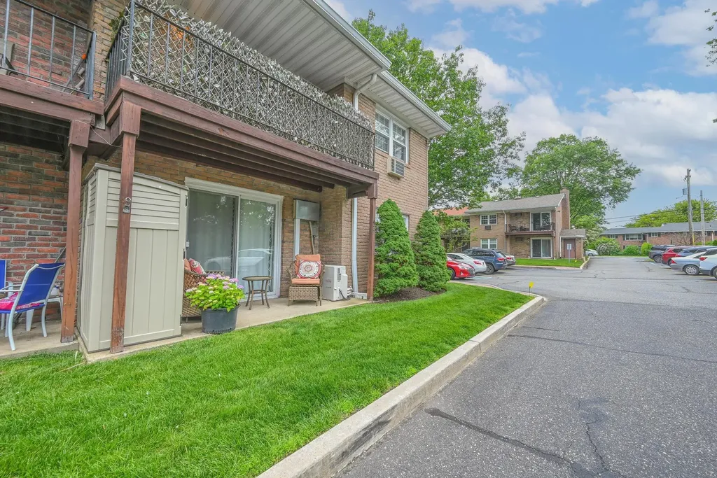 42 Springwood Drive North Babylon NY 11703