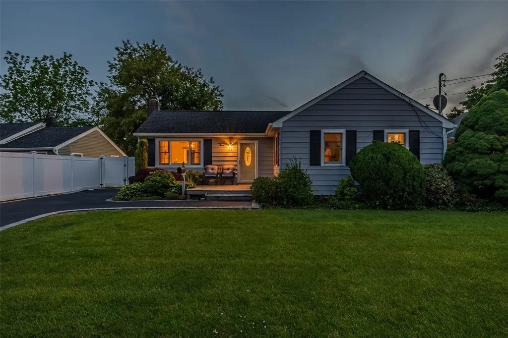 10 Bradish Lane Babylon NY 11702